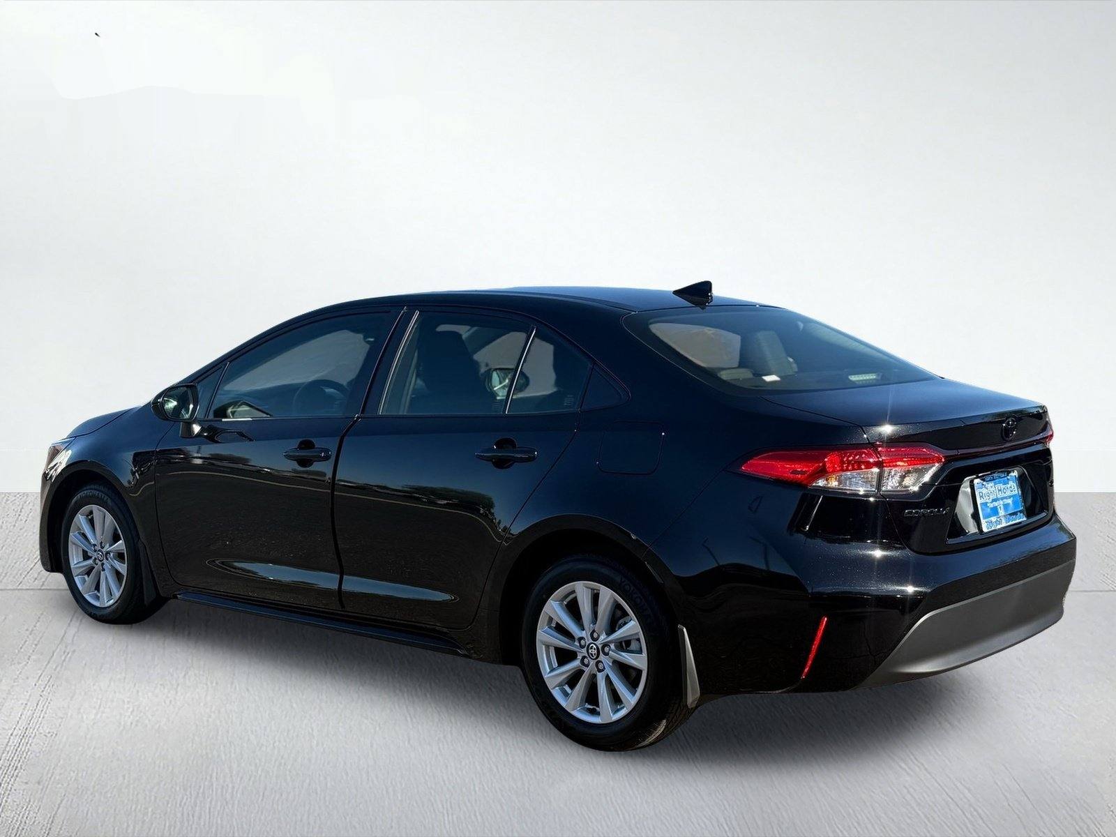2027 Toyota Corolla LE — photo 3 thumbnail