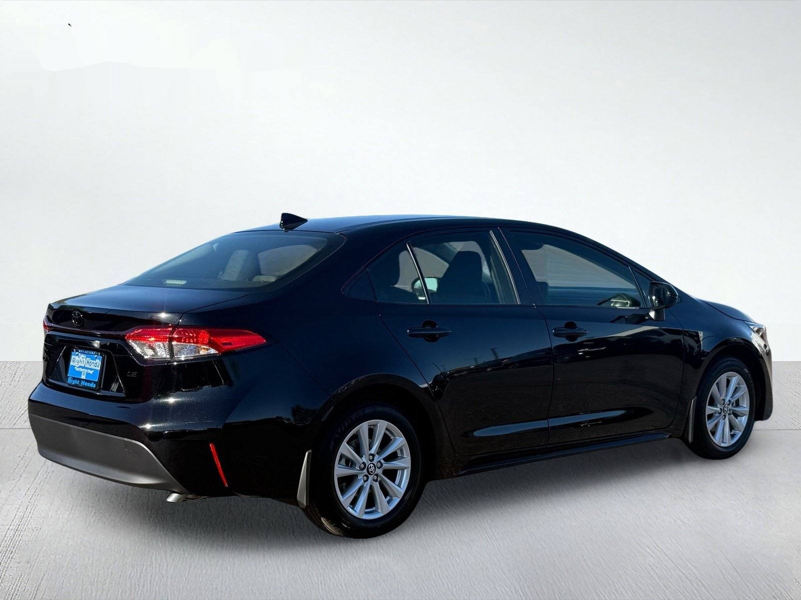 2027 Toyota Corolla LE — photo 6 thumbnail