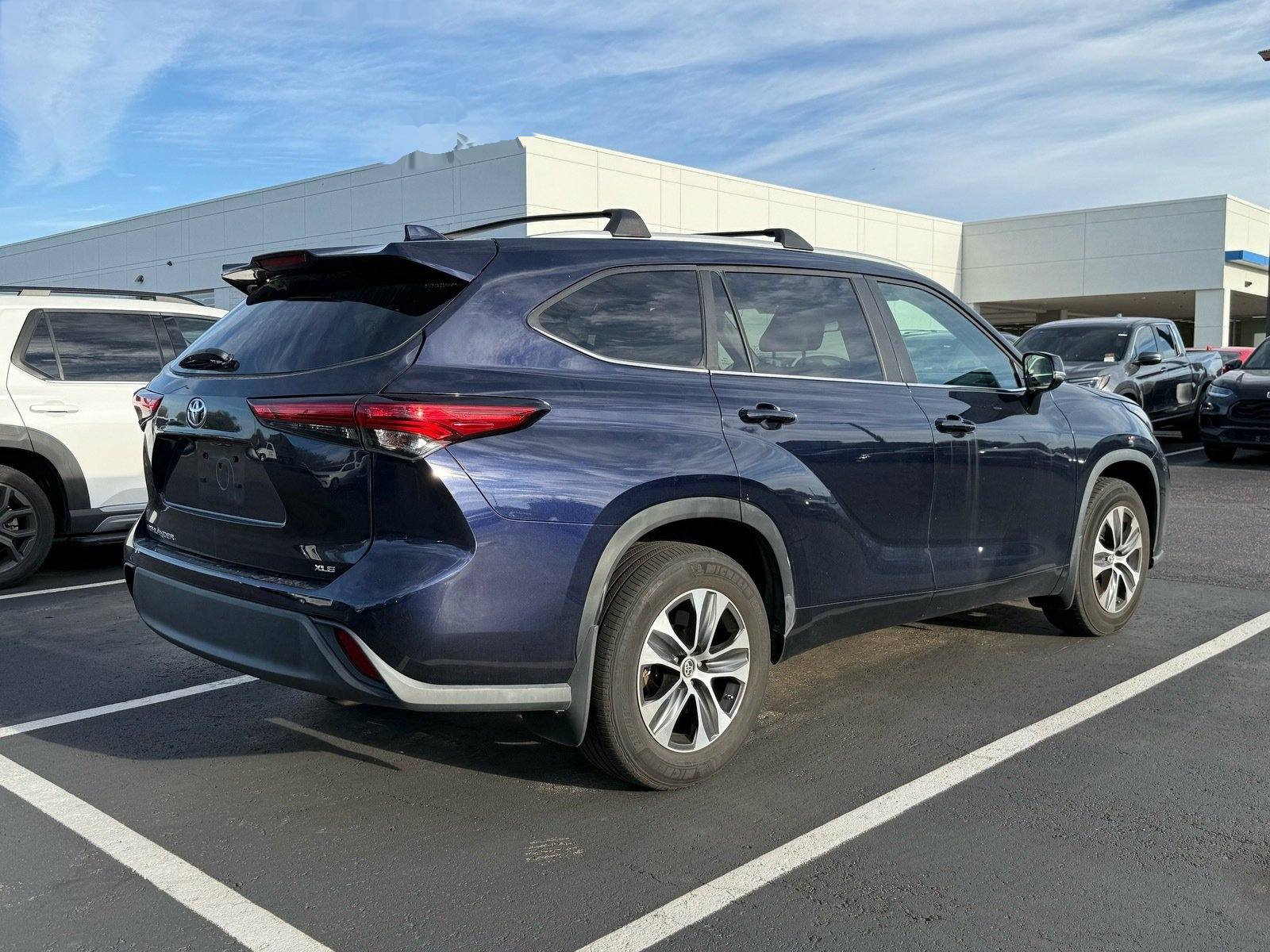 2023 Toyota Highlander XLE — photo 3 thumbnail
