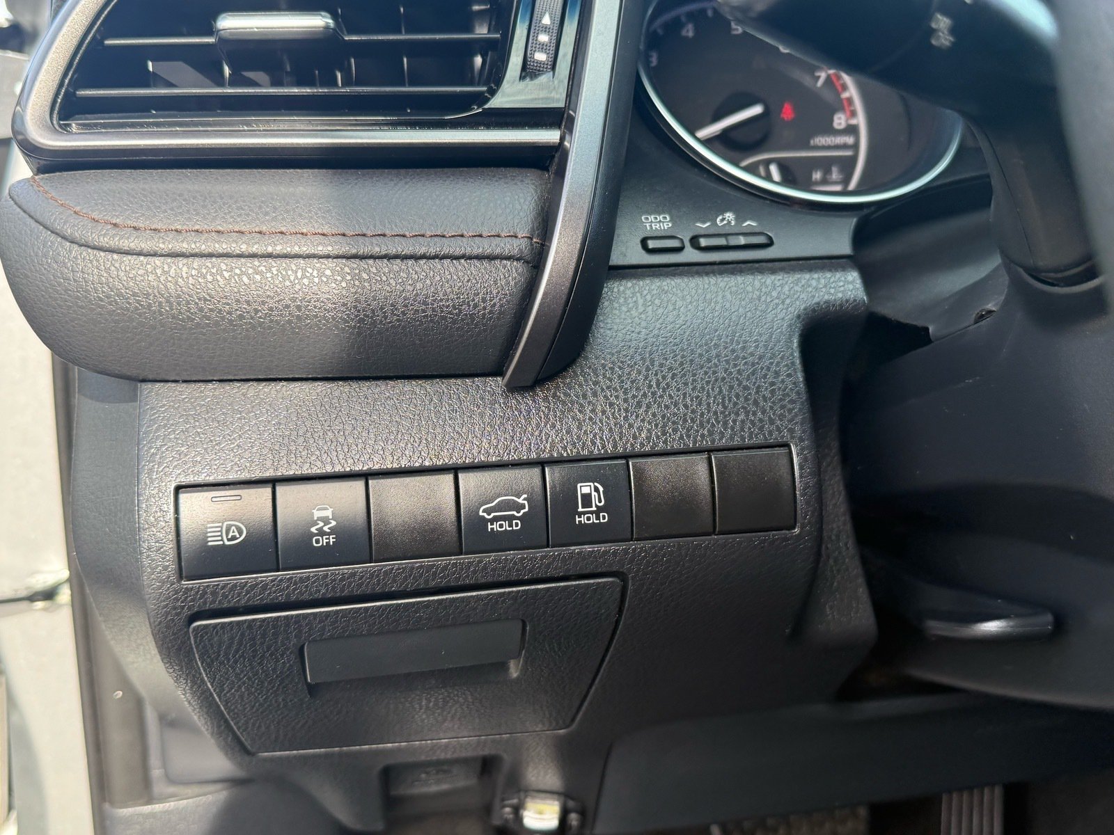 2020 Toyota Camry LE — photo 14 thumbnail