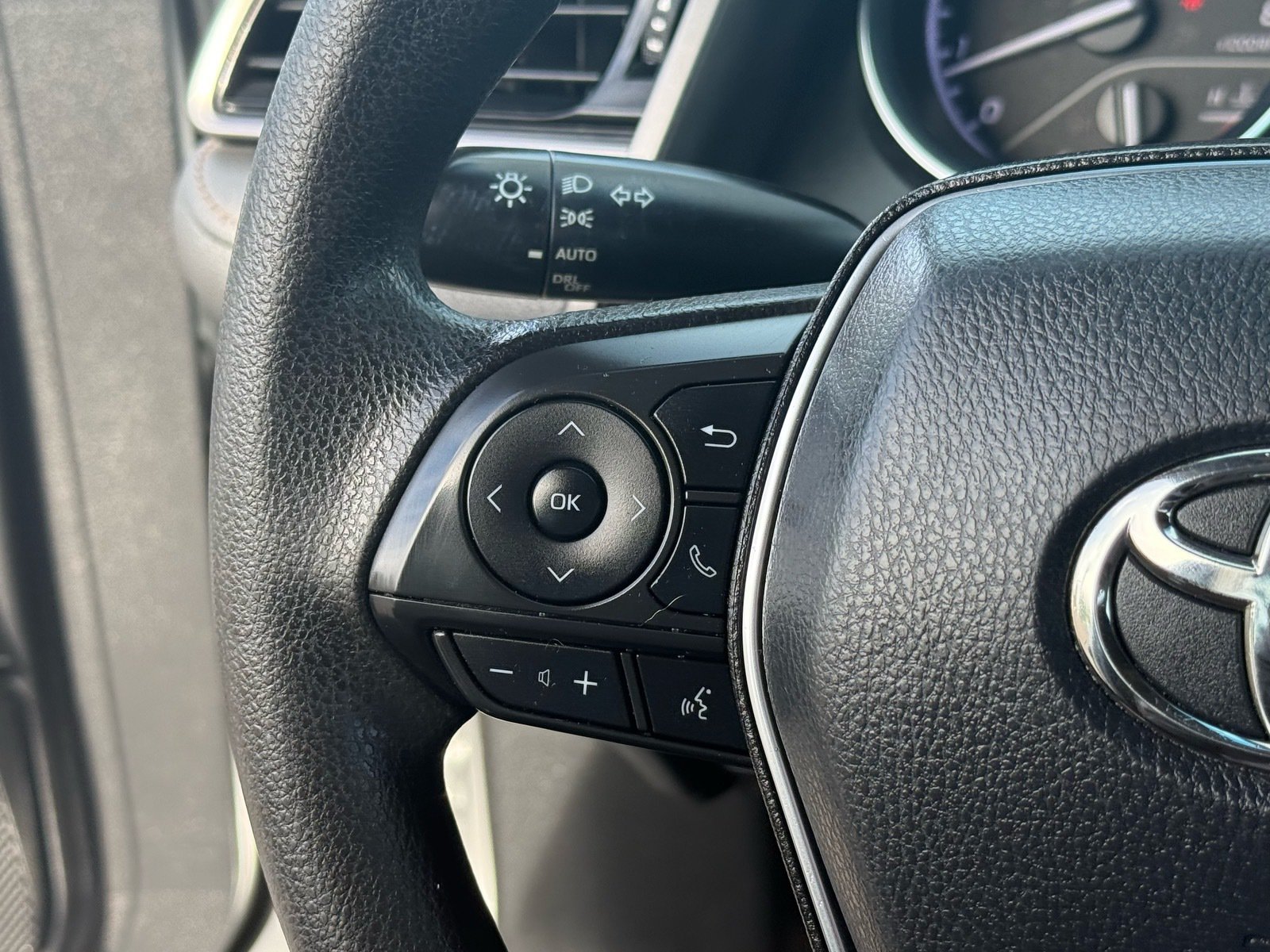 2020 Toyota Camry LE — photo 16 thumbnail