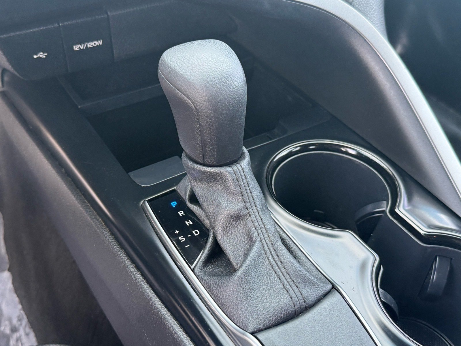 2020 Toyota Camry LE — photo 24 thumbnail