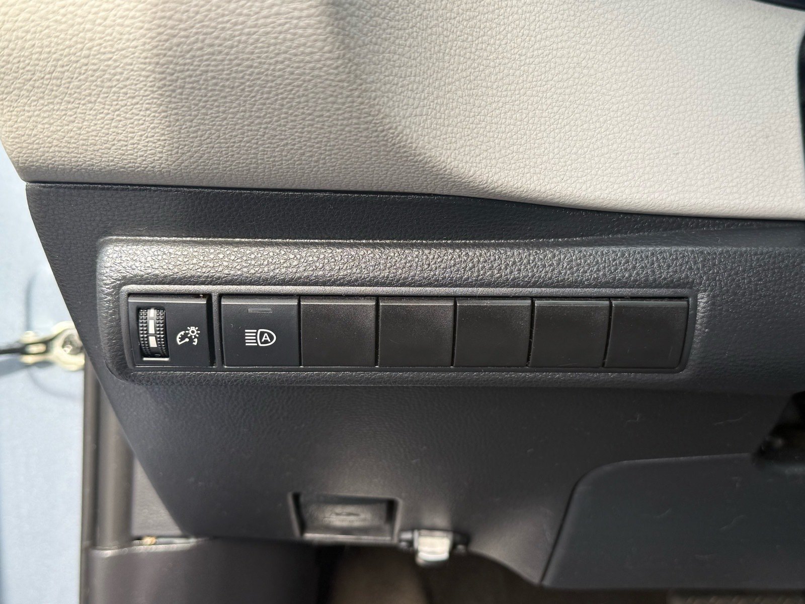 2021 Toyota Corolla LE — photo 14 thumbnail