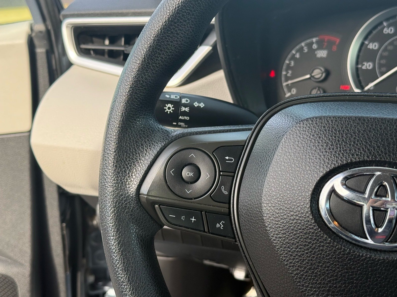 2021 Toyota Corolla LE — photo 16 thumbnail