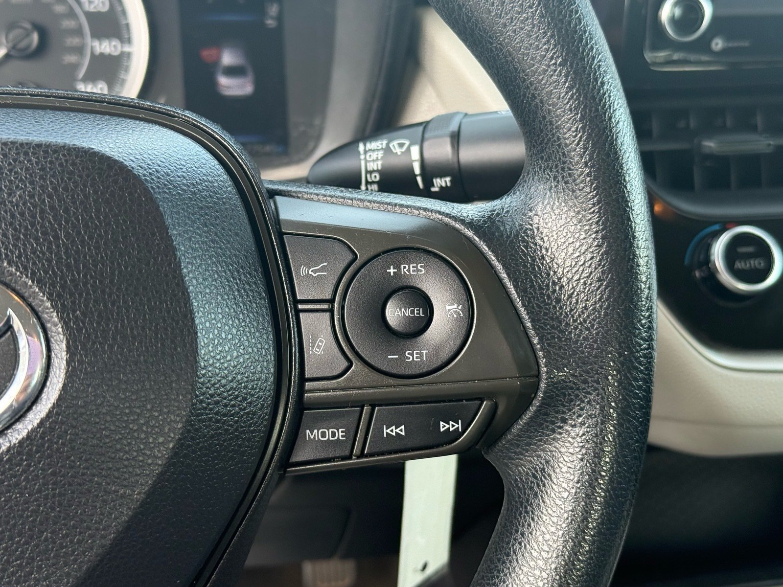 2021 Toyota Corolla LE — photo 17 thumbnail