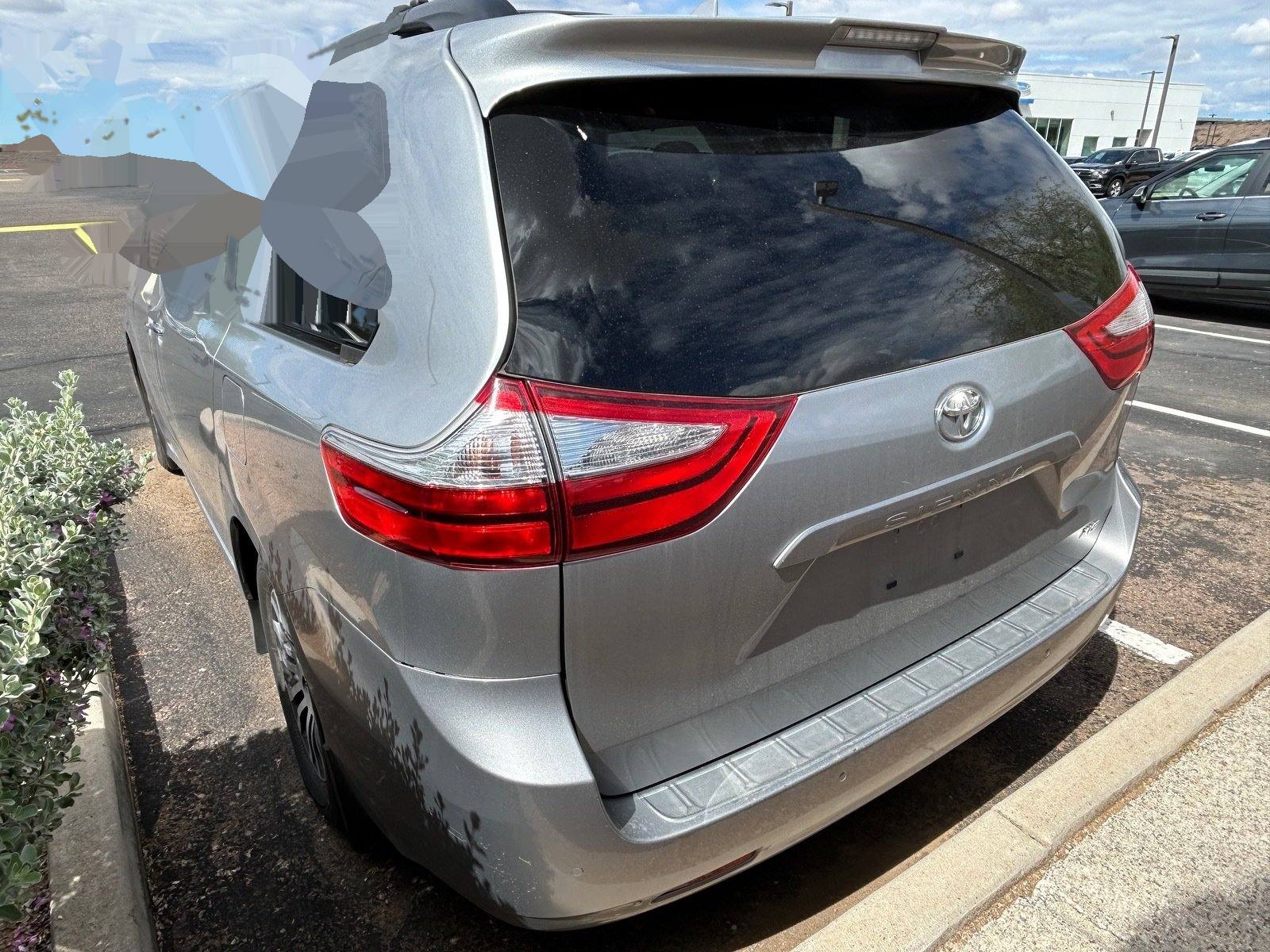 2018 Toyota Sienna XLE — photo 2 thumbnail