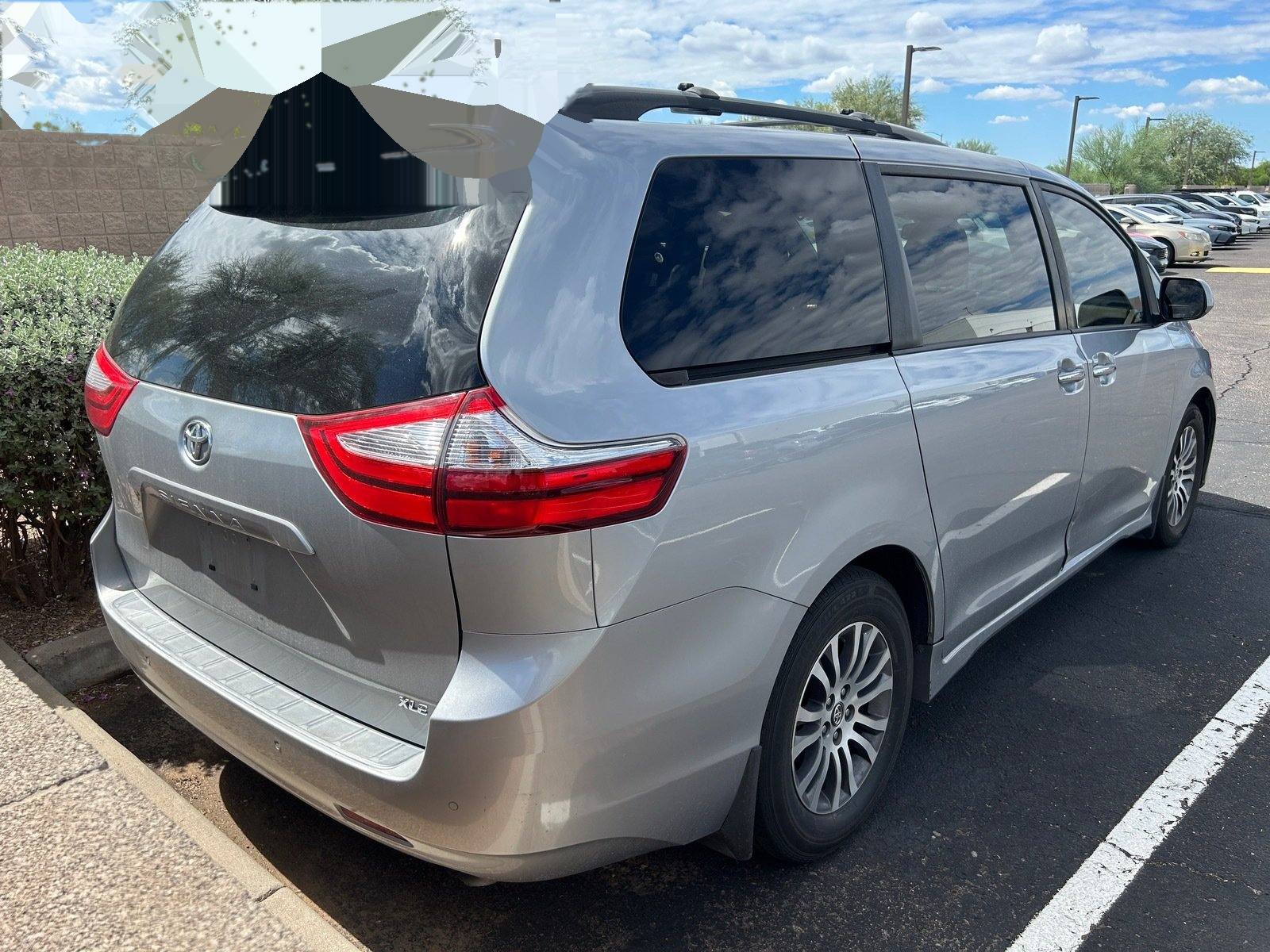 2018 Toyota Sienna XLE — photo 3 thumbnail