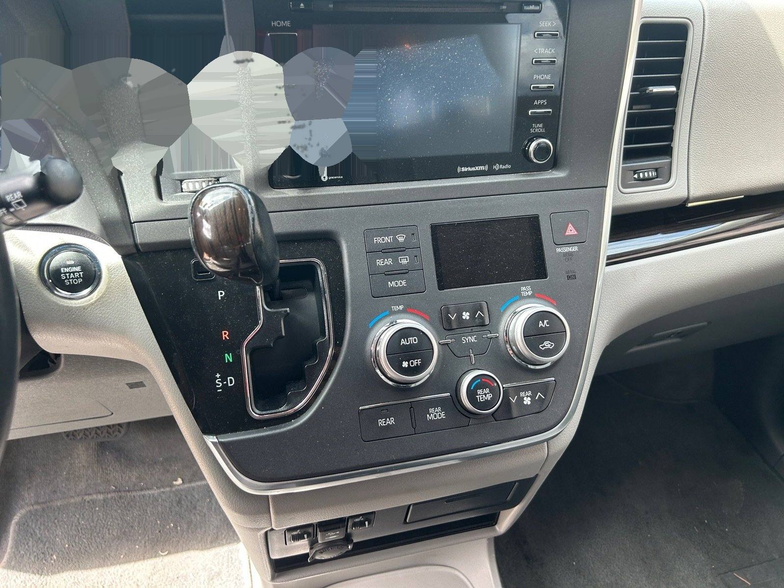 2018 Toyota Sienna XLE — photo 7 thumbnail