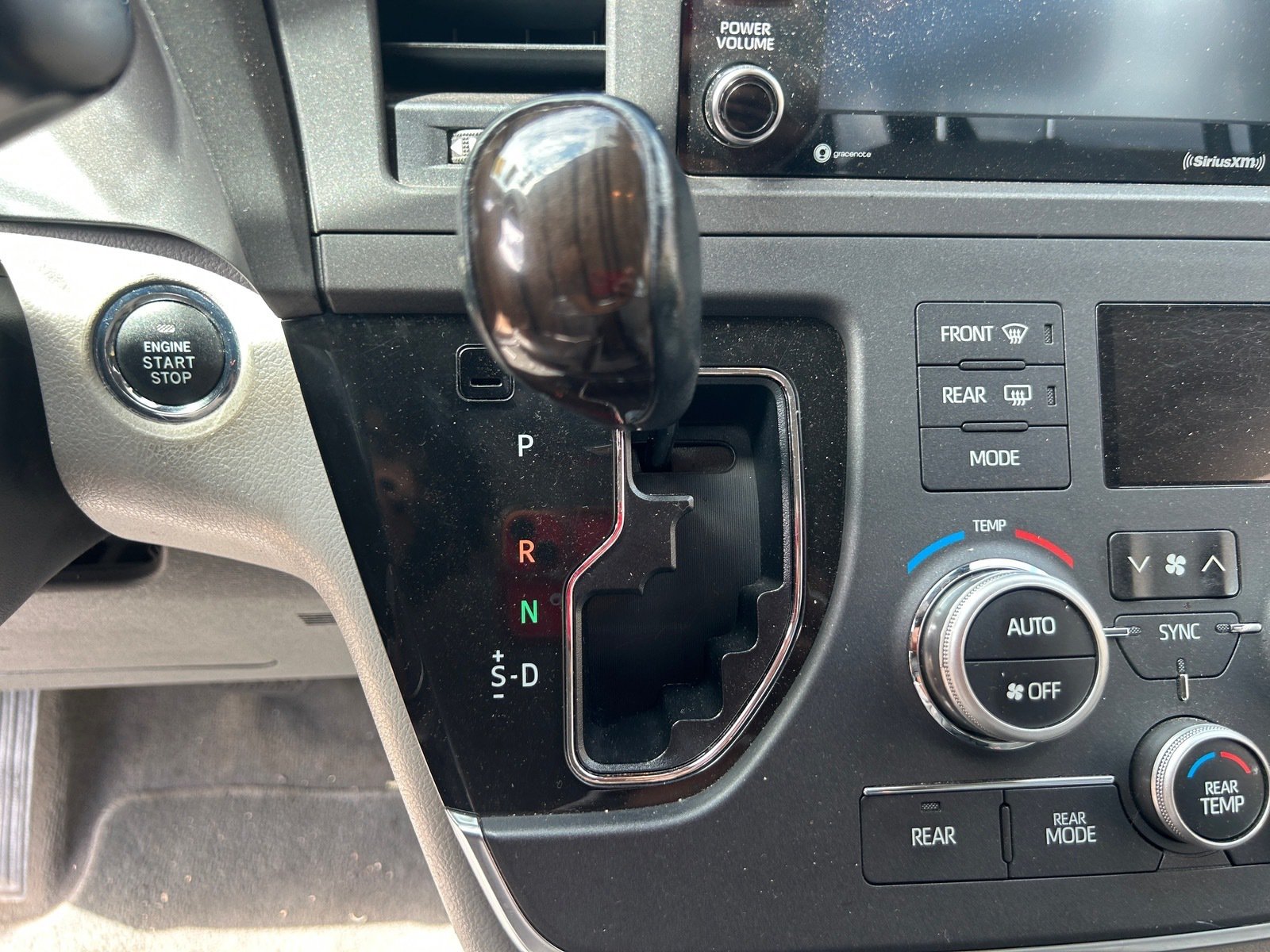 2018 Toyota Sienna XLE — photo 8 thumbnail